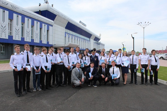 В аэропорту Абакана поздравили выпускников «Школы юных авиаторов»
