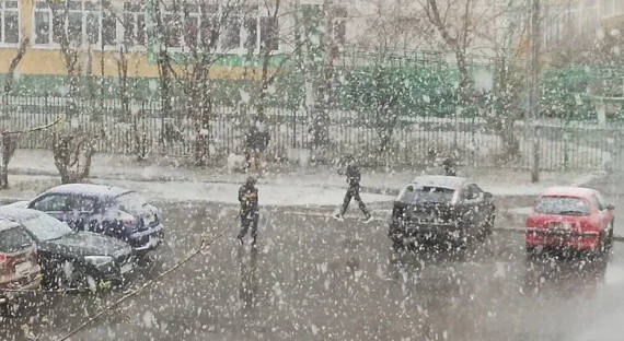 Власти Сахалина сражаются с последствиями снежного циклона