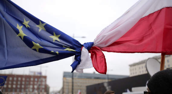 ЕС приказал Польше немедленно остановить применение своего законодательства