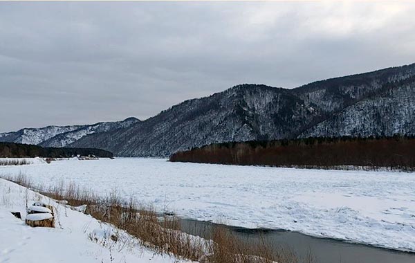 На реке Абакан в районе Абазы рыбак провалился под лёд