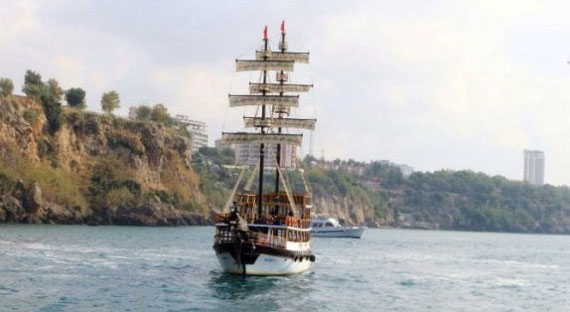 В Турции потерпело крушение прогулочное судно с туристами (ВИДЕО)