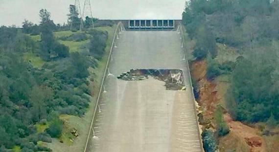 В Калифорнии эвакуируют город из-за угрозы прорыва плотины