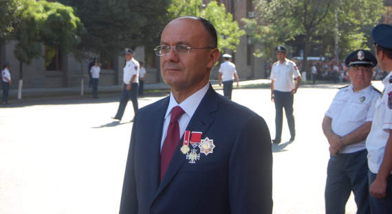 Азербайджан объявил в розыск экс-министра обороны Армении