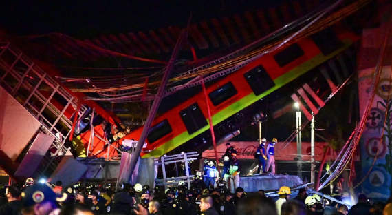 В Мехико 20 человек погибли из-за обрушения моста
