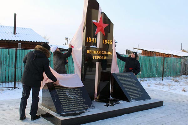 В аалах Катанов и Сафьянов открыли мемориалы участникам ВОВ