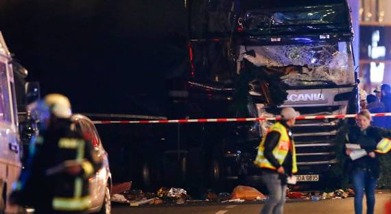 Мигрант на грузовике атаковал ярмарку в Берлине: 12 человек погибли (ВИДЕО)