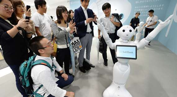 В Японии эмоциональный робот Pepper пошел в школу