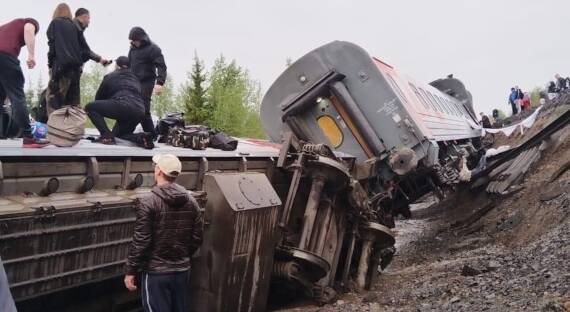 В Коми с рельсов сошел поезд: пострадали 40 человек