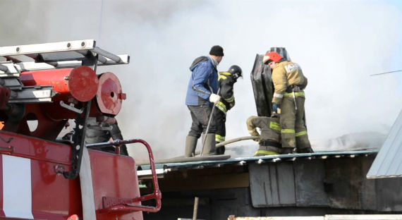 В Абакане пожарные спасли ребенка из горящего дома