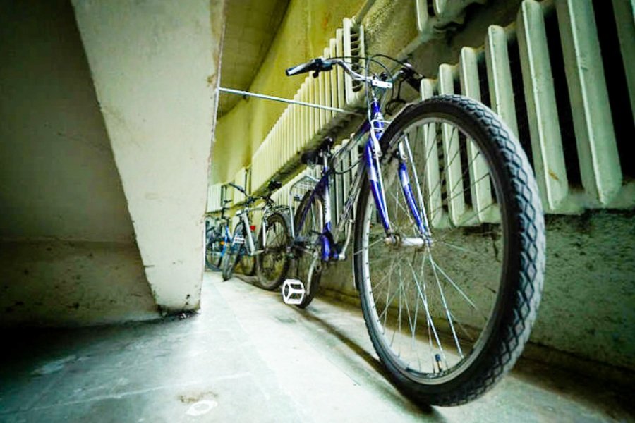Абаканец тащил украденный велосипед пять этажей