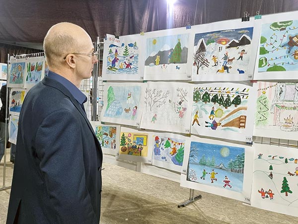 Лучшие рисунки саяногорских школьников разместят у главной ёлки города