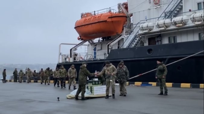 Украинских военных с острова Змеиный доставили в Севастополь