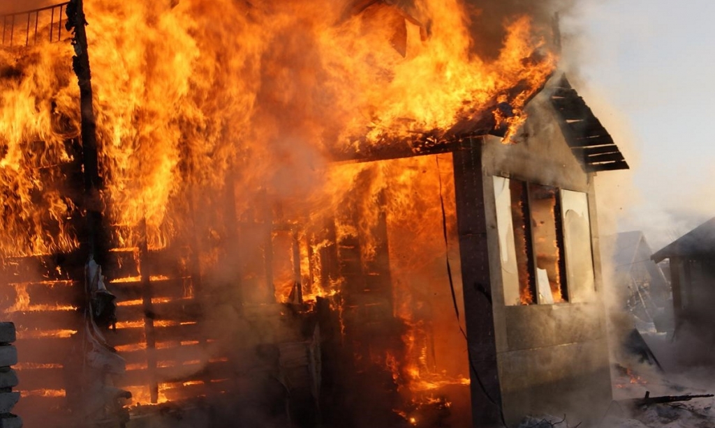 В Хакасии из-за короткого замыкания загорелся жилой дом