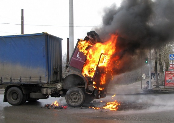 Во время езды на трассе в Хакасии вспыхнул грузовик