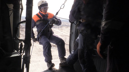 Спасатели Сибири тренировались в Хакасии десантироваться без парашюта (ФОТО)