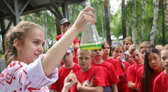 Детям из корпоративного лагеря РУСАЛа в Саяногорске показали металлургическое шоу