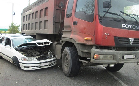 ДТП в Абакане: пьяный водитель без прав врезался в грузовик
