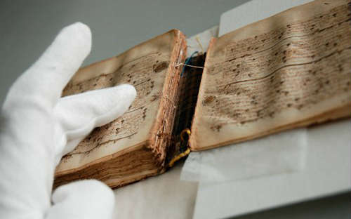 Рукописную книгу конца XVIII века из Хакасии отреставрирует государство