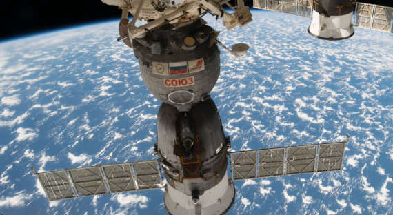 Российские космонавты снимут часть обшивки с дырявого «Союза»