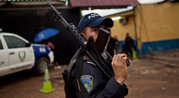 Президент Гондураса развернул войска из-за массовых протестов