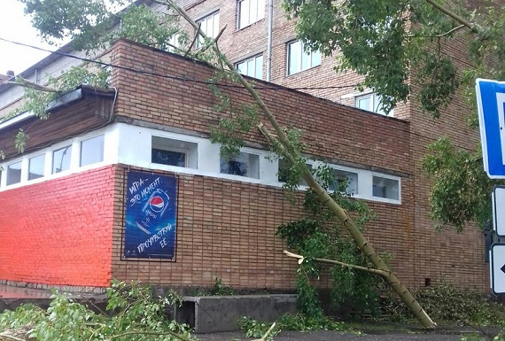 В Шира ветер сорвал крышу здания спортивной школы (ФОТО)