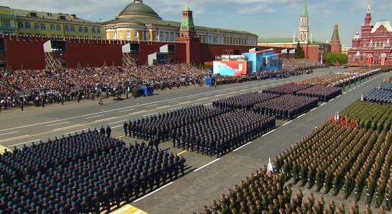 Кремль не намерен отменять парад Победы