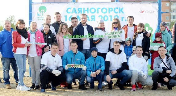 200 саженцев высадили металлурги и волонтеры Саяногорска в рамках акции «Зеленая волна»