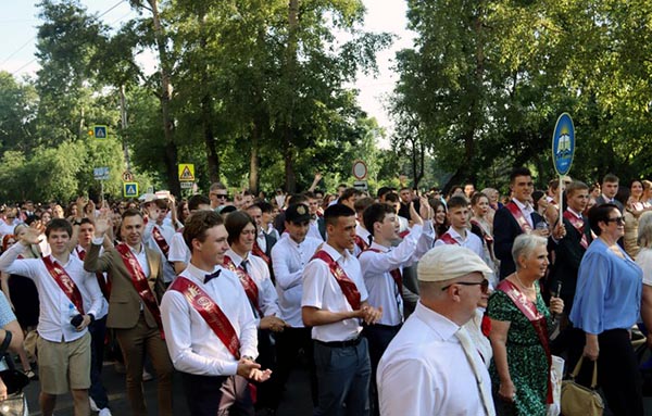 Абакан сегодня чествует выпускников городских школ