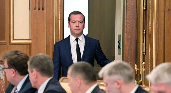 Медведев: Обстановка в ряде отраслей приближается к коллапсу