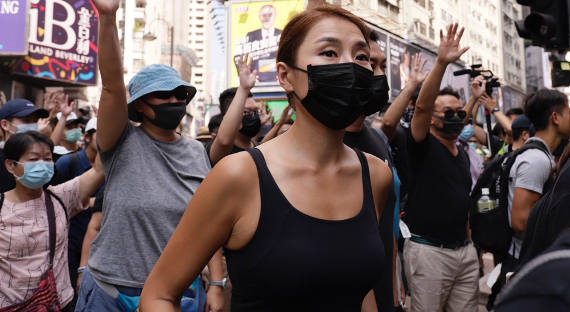 Полиция Гонконга разгоняет демонстрантов слезоточивым газом
