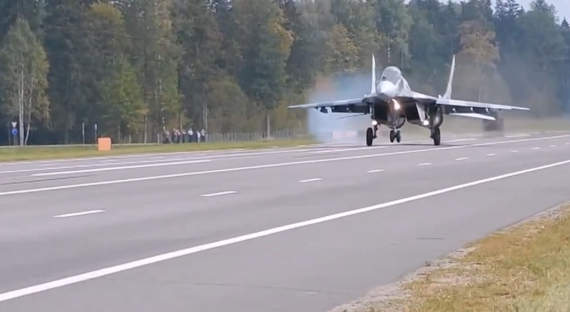 Боевая авиация отработала посадку на шоссе «Курс-Саратов»