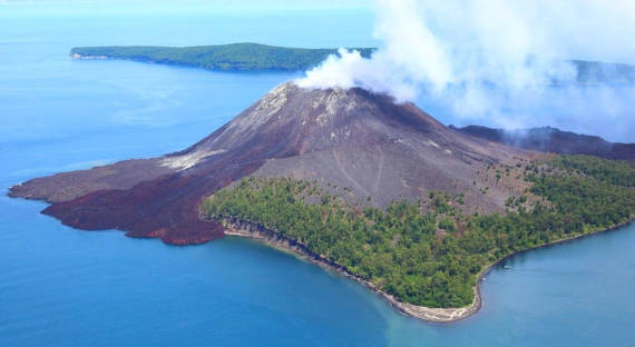 Район вулкана Анак-Кракатау объявлен опасным для полетов из-за пепла
