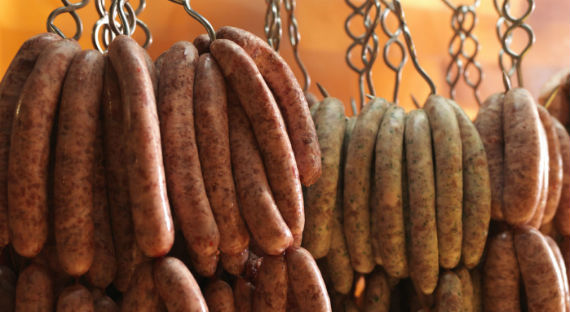 Жителям Черногорска продавали испорченную колбасу
