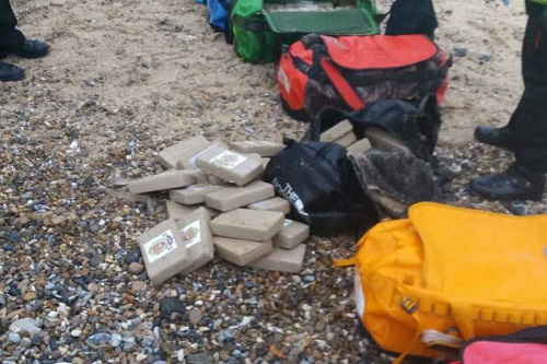 Британец нашел на пляже кокаин и попытался его продать