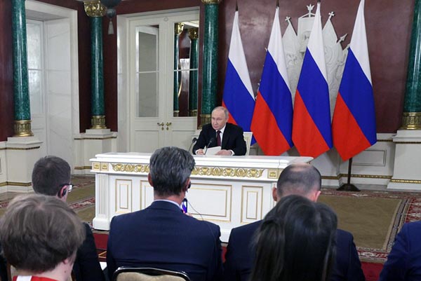 Владимир Путин предложил возобновить прерванные переговоры с Украиной