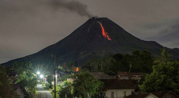При извержении вулкана Мерапи погибли одиннадцать человек