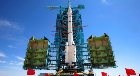 Китай запустил космический корабль с тремя космонавтами
