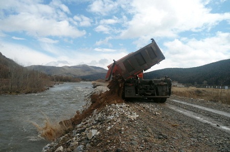 В Хакасии укрепляют дорогу, пострадавшую во время паводка-2014