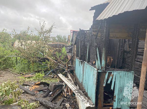 В СНТ Подсинее ночью сгорел дачный дом