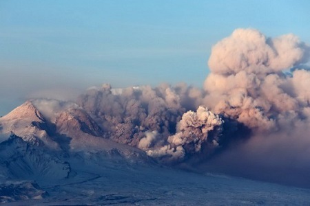 Вулкан Шивелуч засыпал пеплом поселок на Камчатке