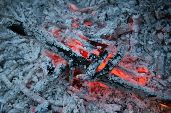 Житель Хакасии высыпал горячую золу и чуть не спалил свои постройки