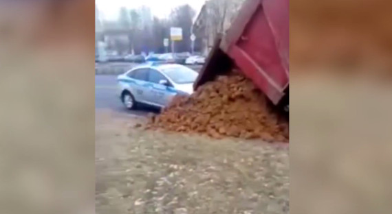 Водитель КамАЗа засыпал автомобиль ГИБДД песком в Москве