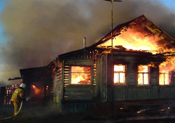В Черногорске пожарные спасли от огня 3 автомобиля