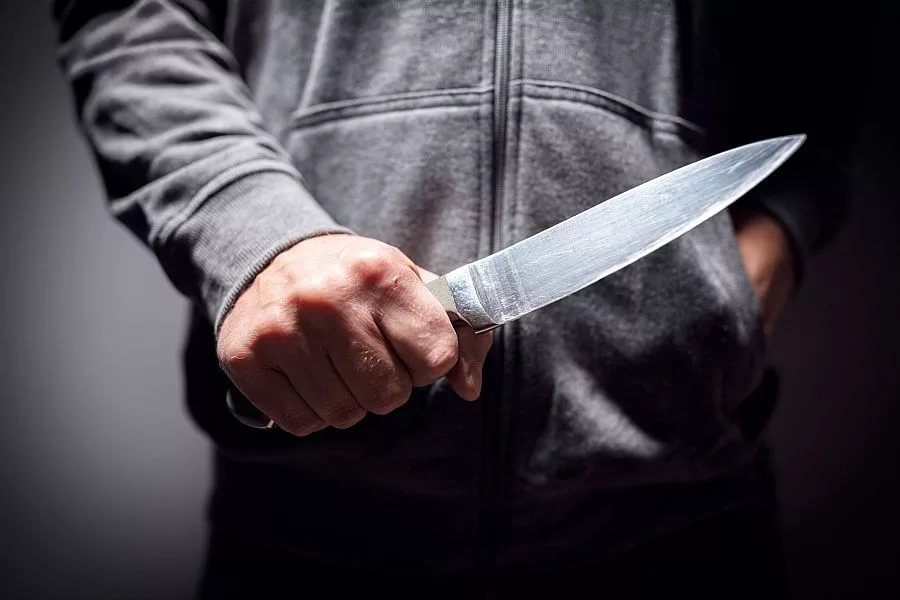 Продавца в Саяногорске пугали ножом