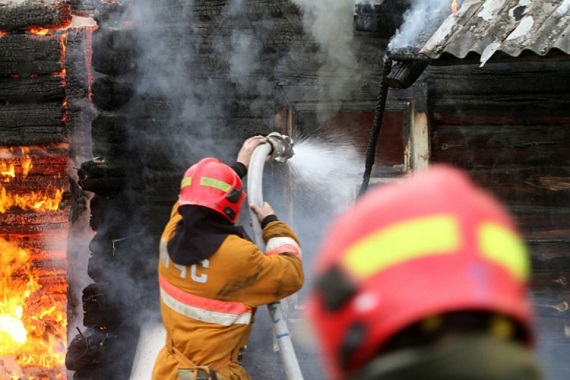 С разницей в час на одной улице в Саяногорске горели две дачи