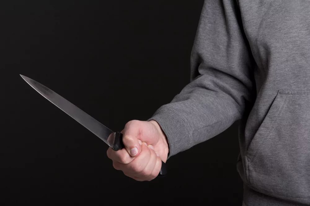 В Хакасии полицейского при исполнении ранили ножом