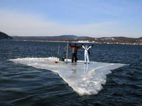 В Красноярском крае терпит бедствие группа рыбаков на льдине