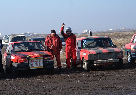 В Хакасии прошел чемпионат республики по зимним трековым автогонкам
