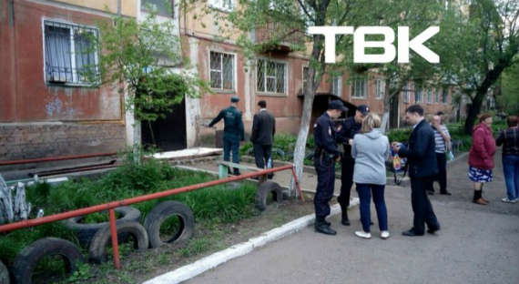 В Красноярске упал козырек подъезда и придавил двоих мужчин (ФОТО, ВИДЕО)