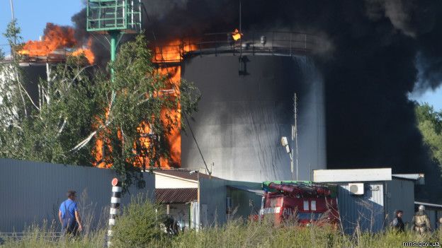 На горящей нефтебазе под Киевом произошел взрыв